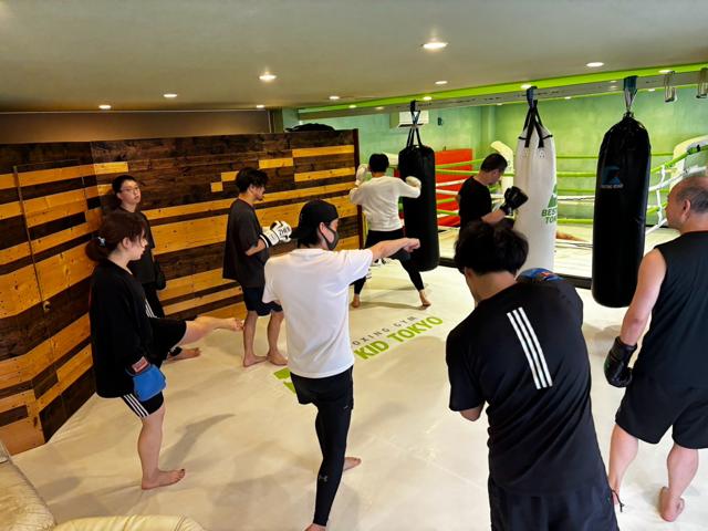 サンドバッグとミットで練習する会員さん 1