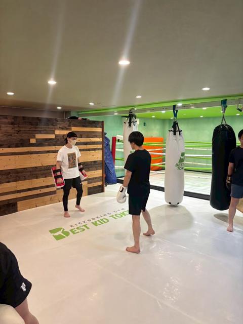 サンドバッグとミットで練習する会員さん 3