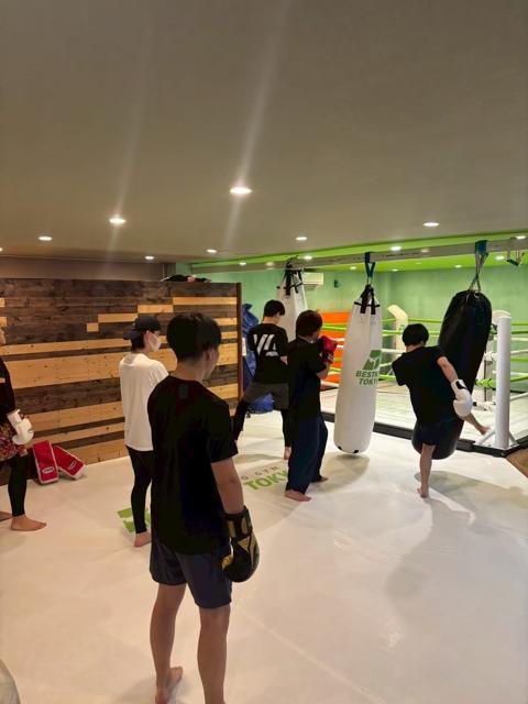 サンドバッグとミットで練習する会員さん 11