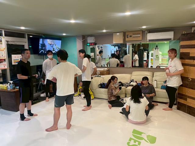 途中から参加しても、ラウンジでひと息ついてもOK