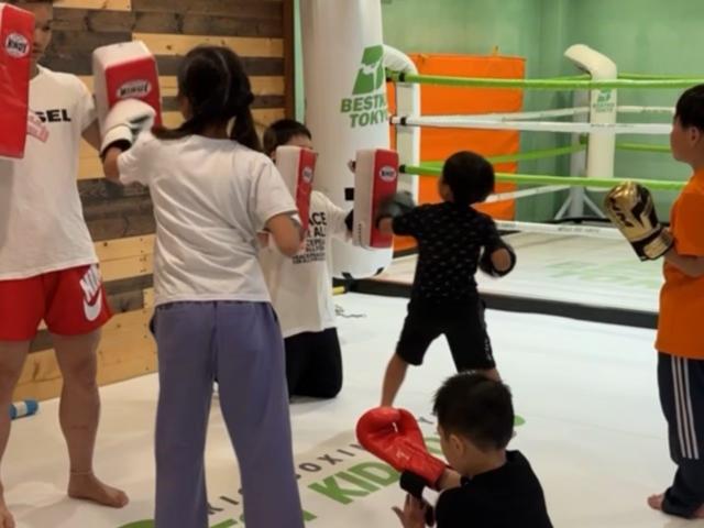 大人と子どもが一緒に練習する様子 8