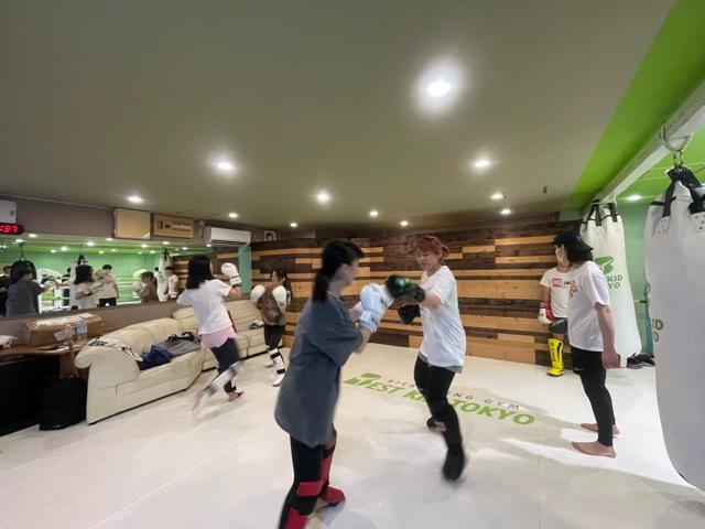 練習する女性会員さん 8