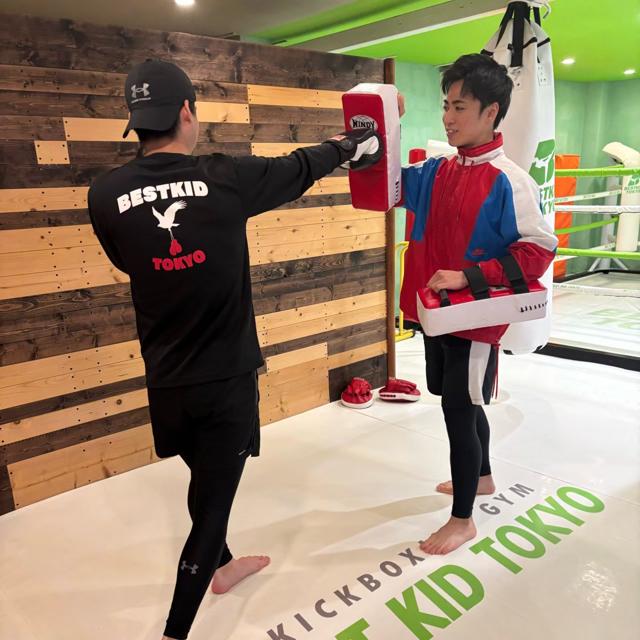 トレーナーとのミット打ち 1
