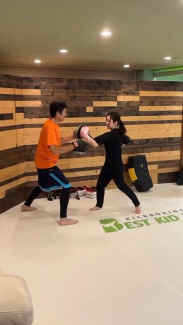 トレーナーと一緒にミット打ちを体験
