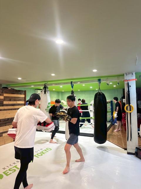 トレーナーとのミット打ち 11