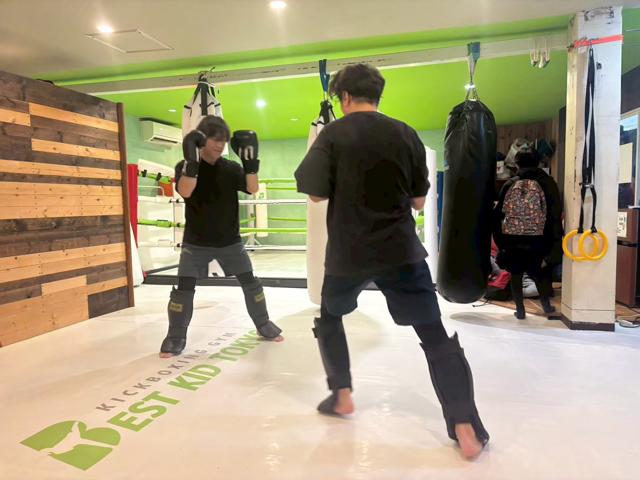 トレーナーとのミット打ち 14