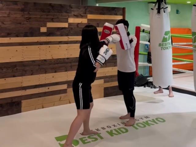トレーナーとのミット打ち 16